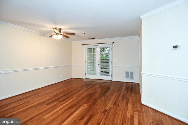 240 S Reynolds St #113, Alexandria, VA 22304