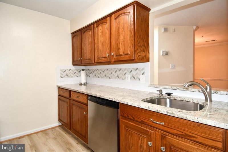 240 S Reynolds St #113, Alexandria, VA 22304