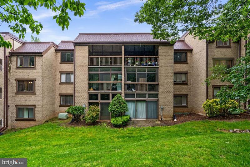 1631 Parkcrest Cir #8B/301, Reston, VA 20190