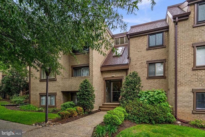 1631 Parkcrest Cir #8B/301, Reston, VA 20190