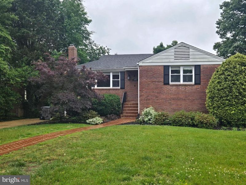 2911 Breezy Ter, Alexandria, VA 22303