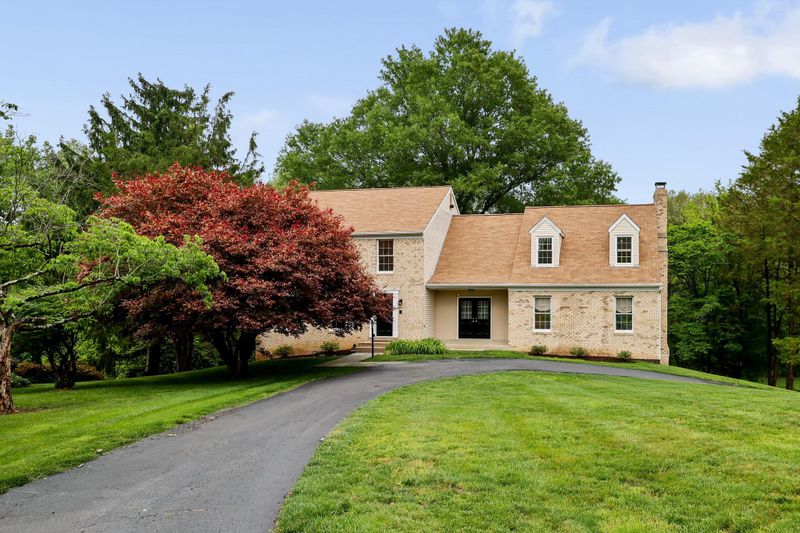 9718 Locust Hill Dr, Great Falls, VA 22066