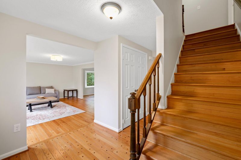 9718 Locust Hill Dr, Great Falls, VA 22066