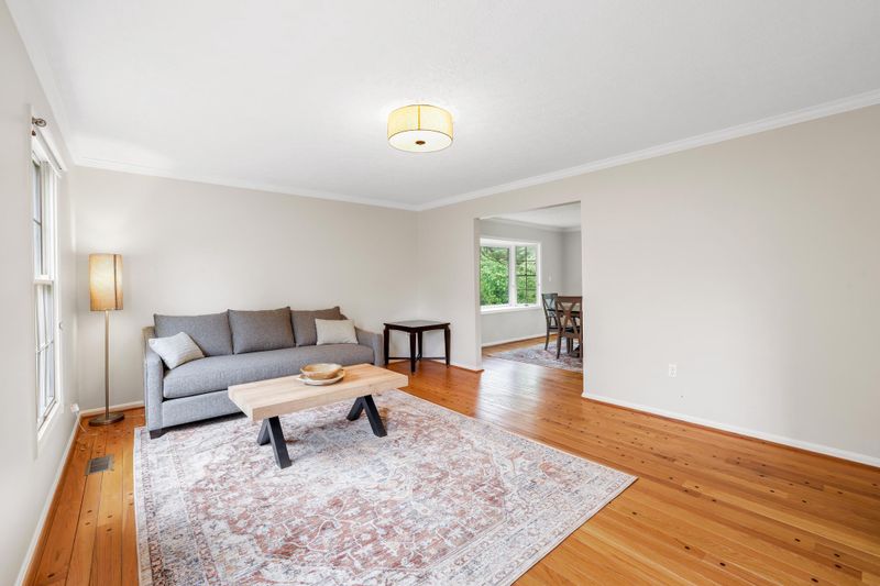 9718 Locust Hill Dr, Great Falls, VA 22066