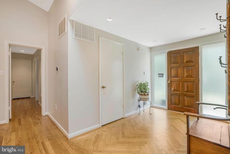 1715 Hollinwood Dr, Alexandria, VA 22307