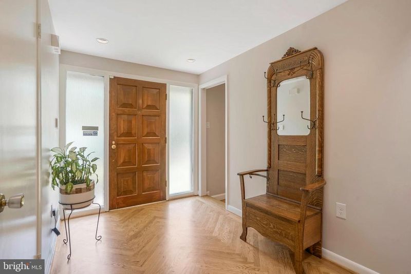 1715 Hollinwood Dr, Alexandria, VA 22307