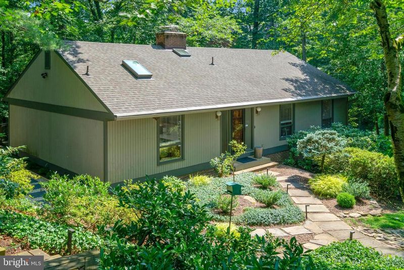 1715 Hollinwood Dr, Alexandria, VA 22307