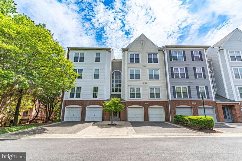 273 S Pickett St #401, Alexandria, VA 22304
