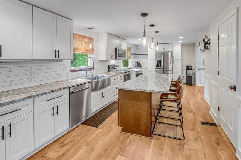 8005 Gracie Dr, Manassas, VA 20112