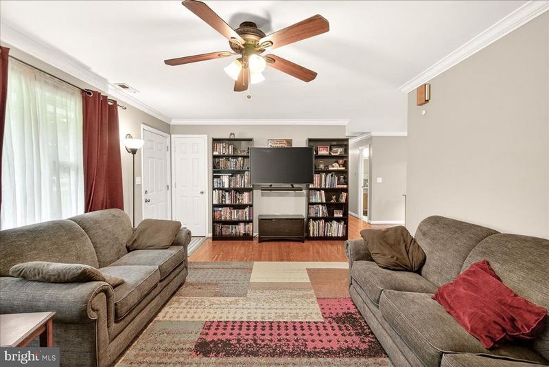 9712 Thompson Dr, Ijamsville, MD 21754