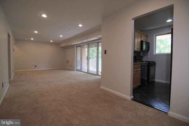 2833 Kalmia Lee Ct #302, Falls Church, VA 22042