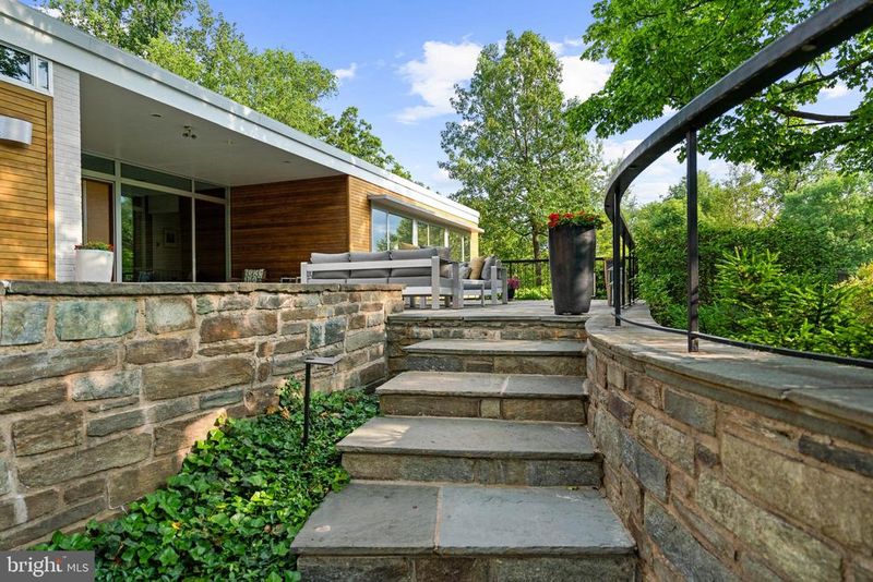 2533 N Ridgeview Rd, Arlington, VA 22207