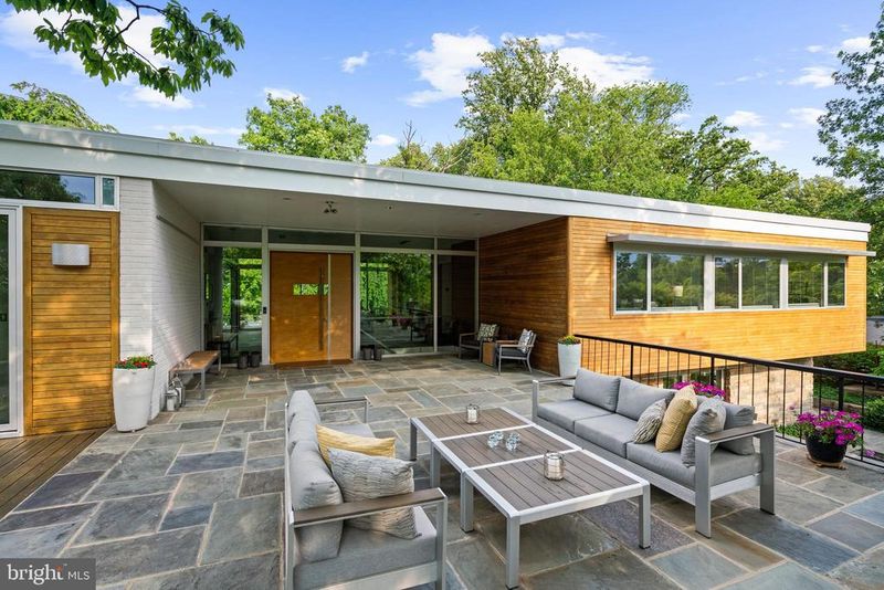 2533 N Ridgeview Rd, Arlington, VA 22207