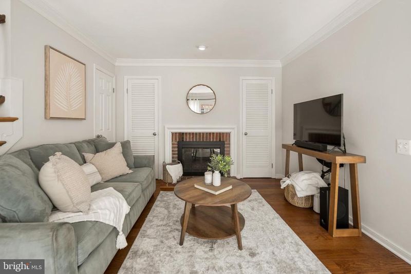 812 Bashford Ln, Alexandria, VA 22314