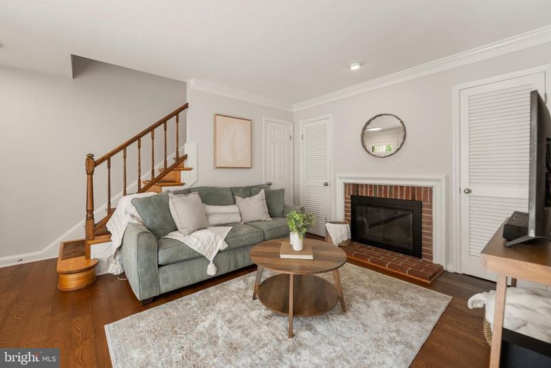 812 Bashford Ln, Alexandria, VA 22314