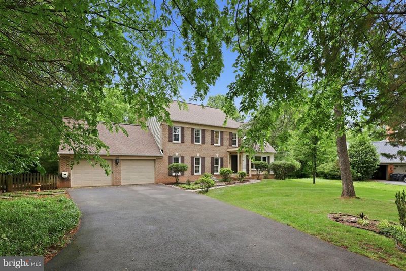 11913 Holly Spring Dr, Great Falls, VA 22066