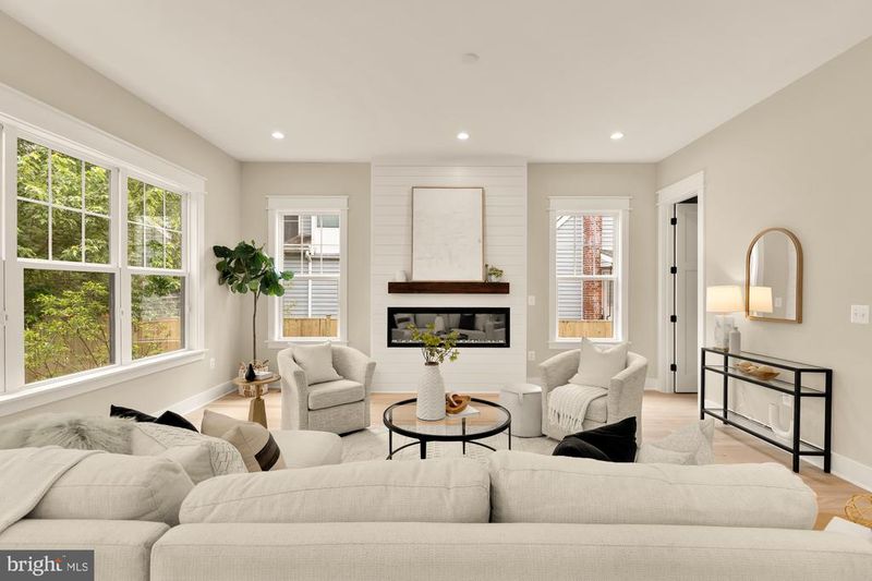 923 17th St S, Arlington, VA 22202