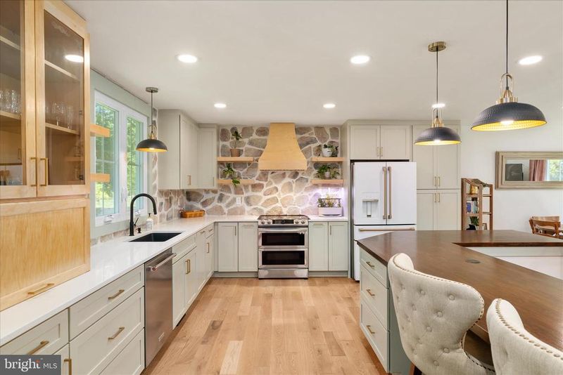210 S Hughes St, Hamilton, VA 20158