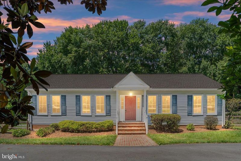 210 S Hughes St, Hamilton, VA 20158