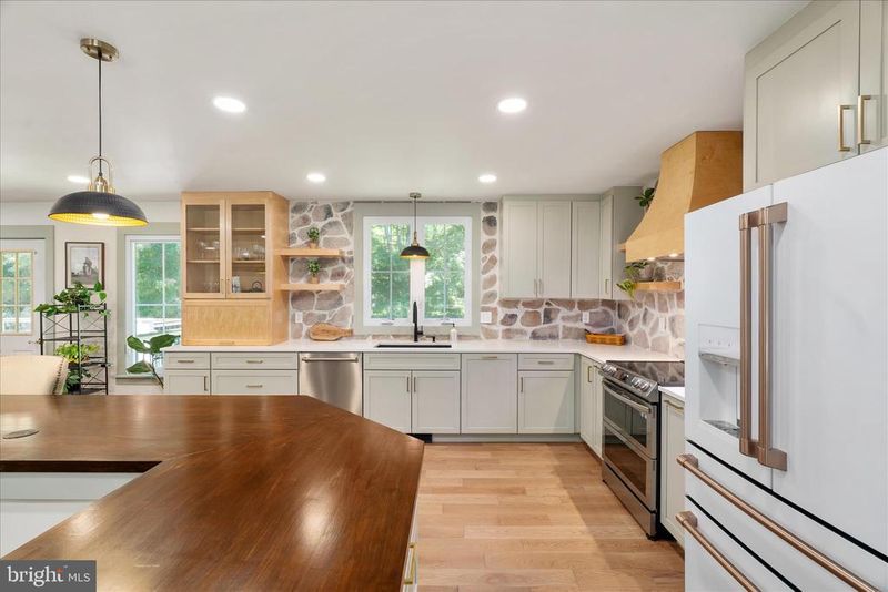210 S Hughes St, Hamilton, VA 20158