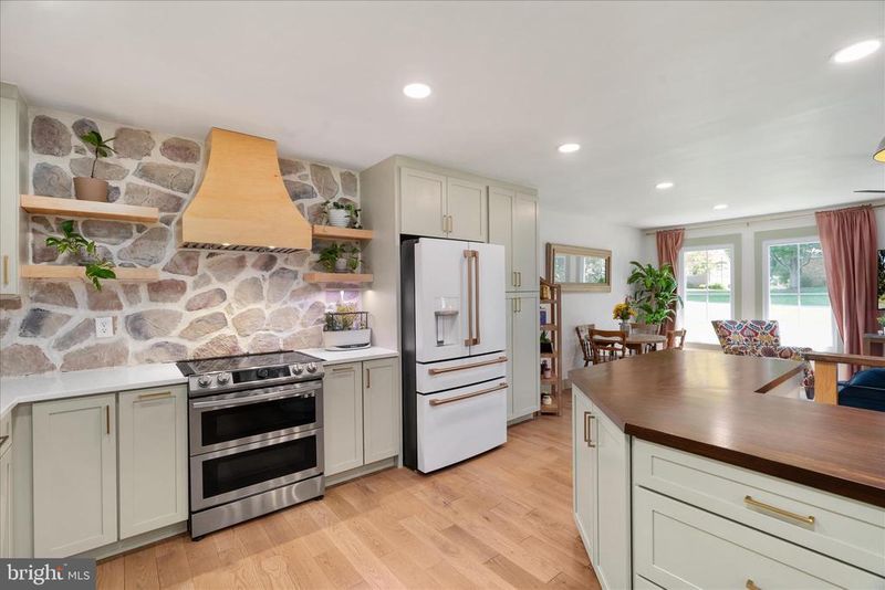 210 S Hughes St, Hamilton, VA 20158