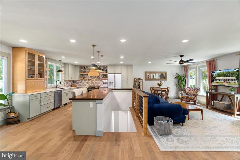 210 S Hughes St, Hamilton, VA 20158