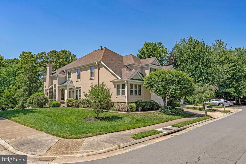 10003 Donal Ln, Vienna, VA 22181
