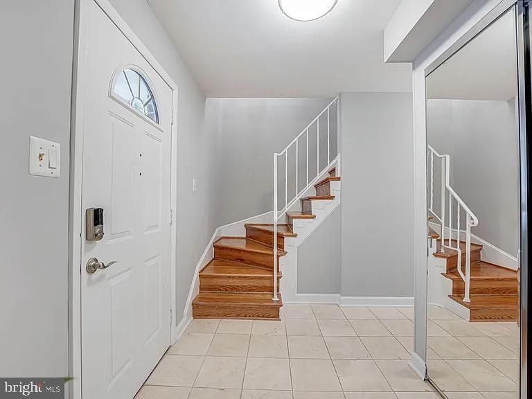 2221 Senseney Ln, Falls Church, VA 22043