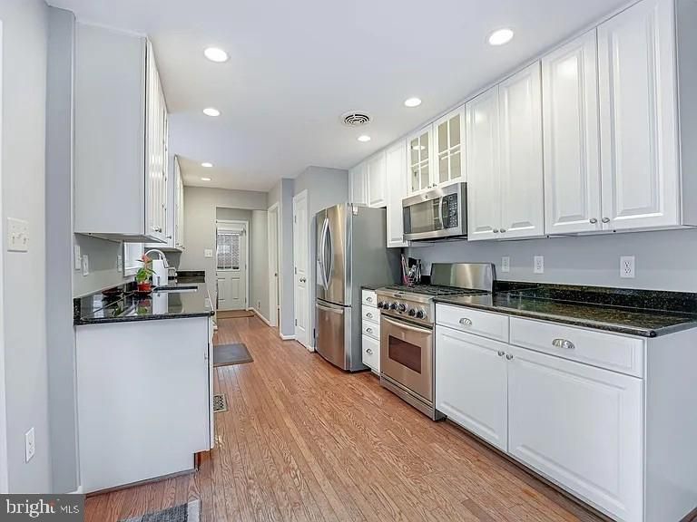 2221 Senseney Ln, Falls Church, VA 22043