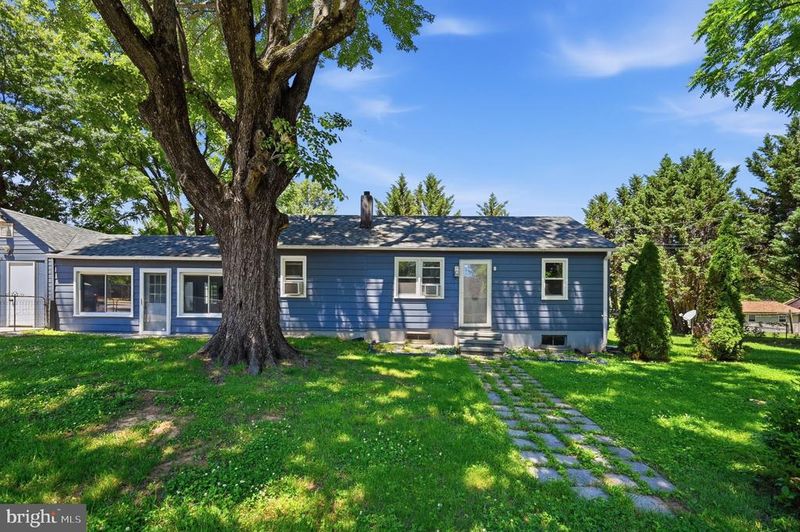 44 S Woodlawn Ave, Hamilton, VA 20158