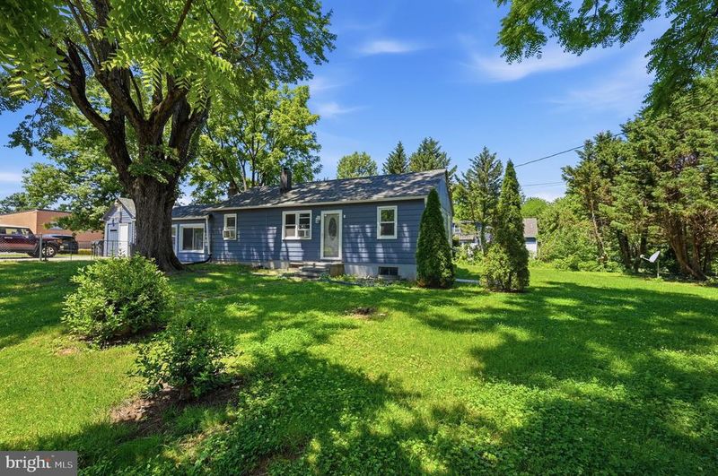 44 S Woodlawn Ave, Hamilton, VA 20158