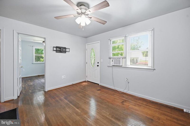 44 S Woodlawn Ave, Hamilton, VA 20158