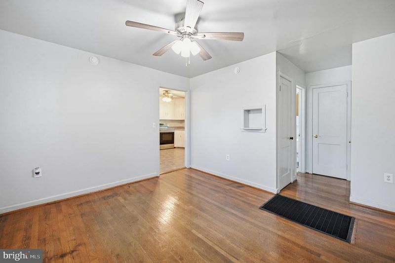 44 S Woodlawn Ave, Hamilton, VA 20158