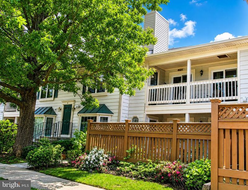6090 Essex House Sq #B, Alexandria, VA 22310