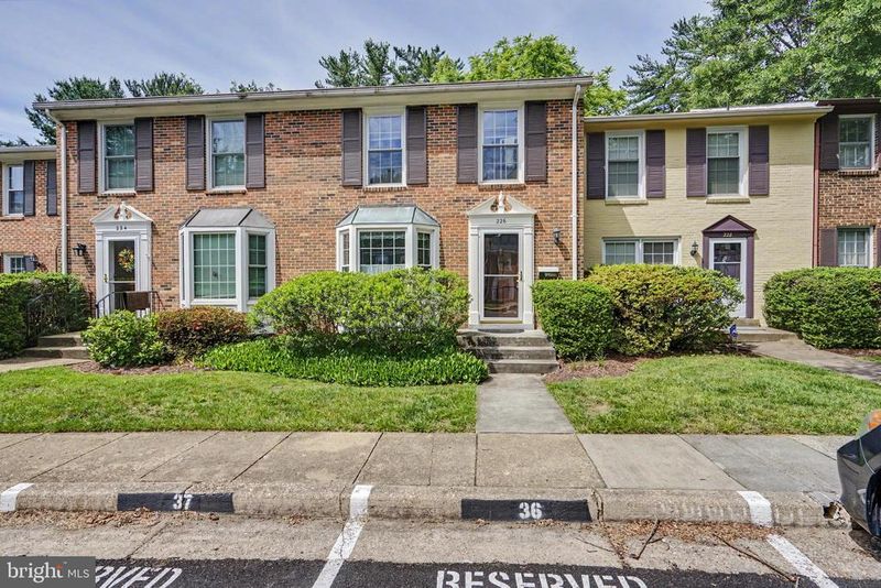 226 Commons Dr NW, Vienna, VA 22180