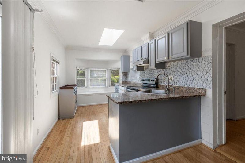 202 S Cherry St, Falls Church, VA 22042