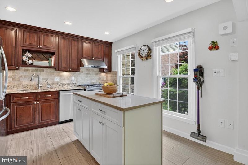 11107 Candlelight Ln, Potomac, MD 20854