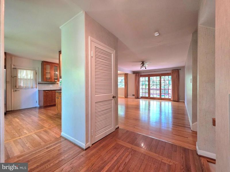 2215 Collingwood Rd, Alexandria, VA 22308