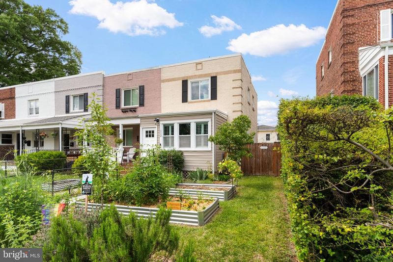 112 Lynhaven Dr, Alexandria, VA 22305