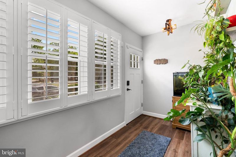 112 Lynhaven Dr, Alexandria, VA 22305