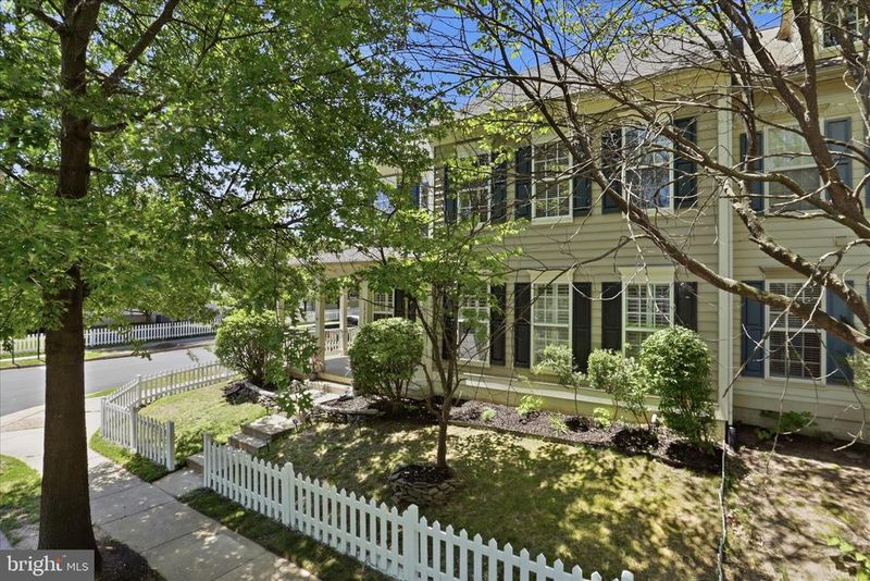 20385 Bowfonds St, Ashburn, VA 20147