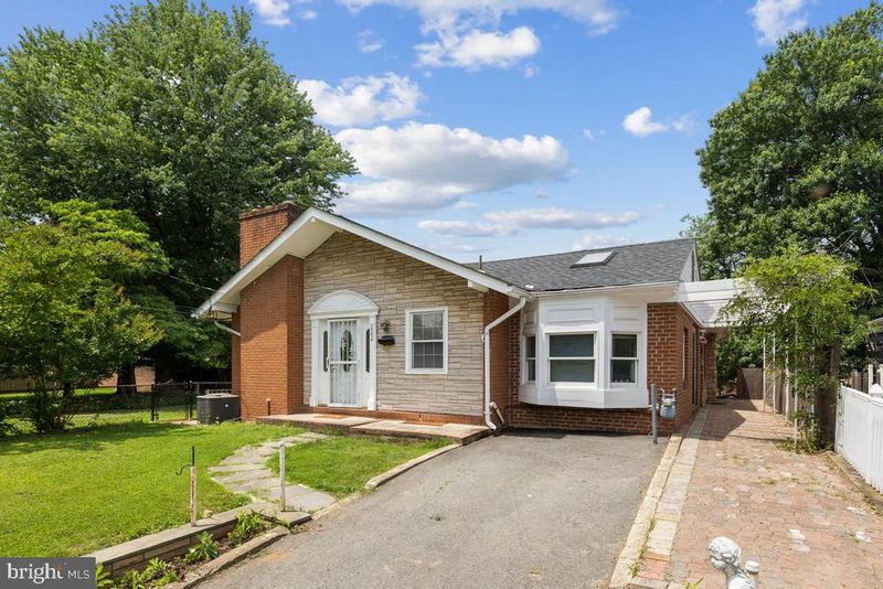 202 S Cherry St, Falls Church, VA 22042