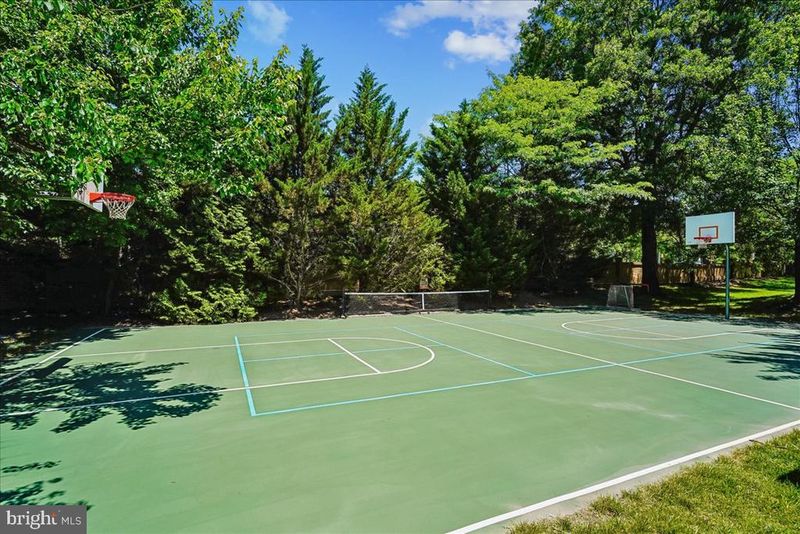 2022 Pieris Ct, Vienna, VA 22182