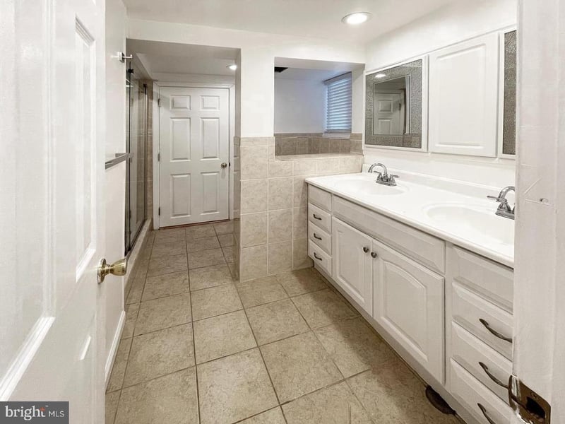 1115 Riva Ridge Dr, Great Falls, VA 22066