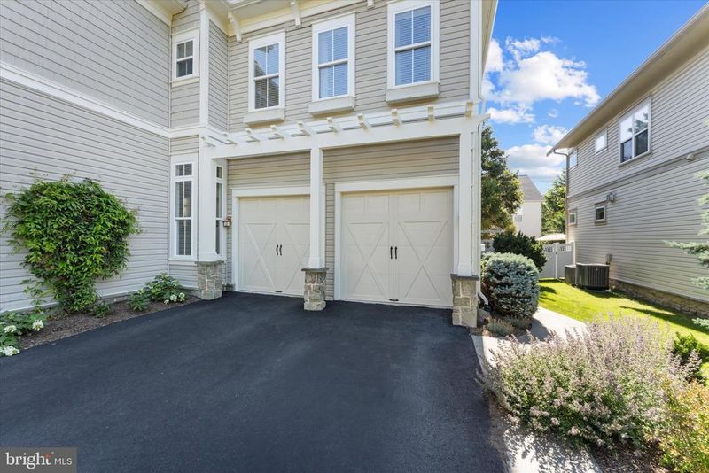 22826 Courtland Park Dr, Brambleton, VA 20148