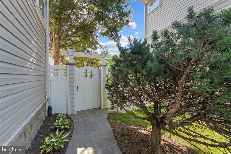 22826 Courtland Park Dr, Brambleton, VA 20148