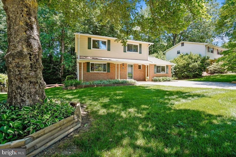4945 Gainsborough Dr, Fairfax, VA 22032