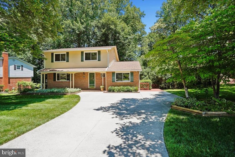 4945 Gainsborough Dr, Fairfax, VA 22032