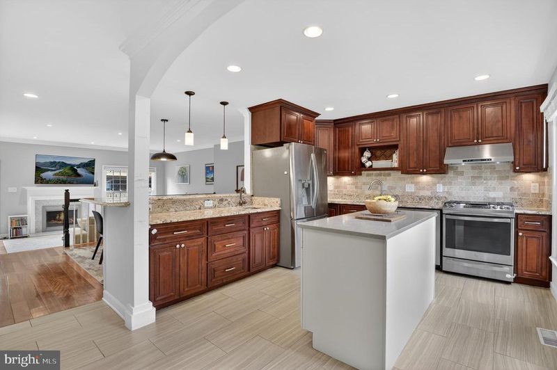 11107 Candlelight Ln, Potomac, MD 20854