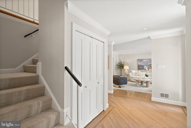 4136 Round Hill Rd, Arlington, VA 22207
